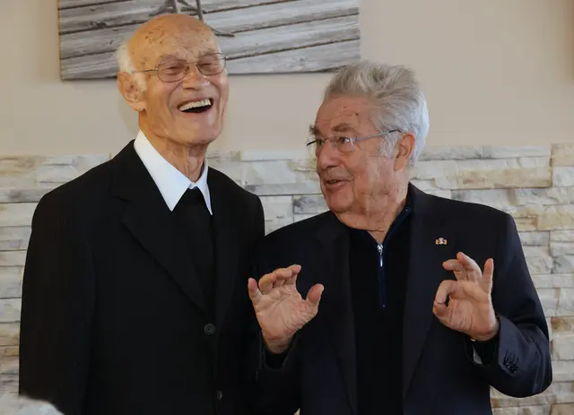 Alt-Bundespräsident Heinz Fischer (rechts) wohnte der Feier zusammen mit seiner Gattin bei. | Foto: Mucky Korlath