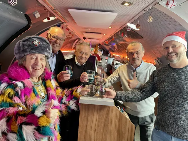 Fototermin im Novapark Flugzeughotel Graz: Alex Rehak, Günther Reischl (White Stars), Hotelbesitzer Helmut Neukam mit Direktor Josef Röck, Veranstalter Markus Krisper (v.l.) | Foto: Gaube