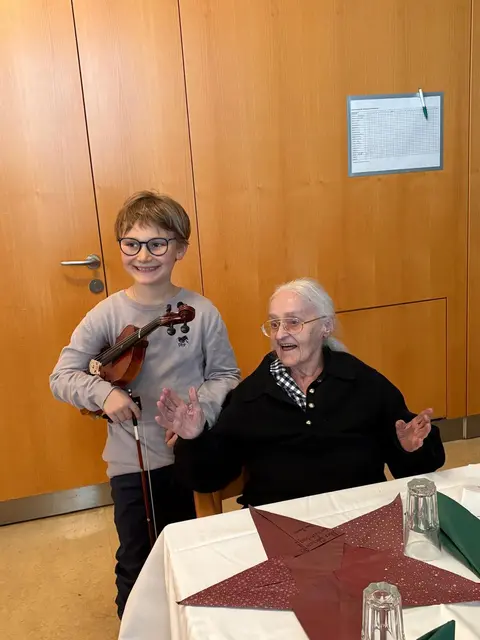 Ministrant Xaver und die Gründerin der Herbergssuche Helena Schütz.  | Foto: Gemeinde Kirchdorf