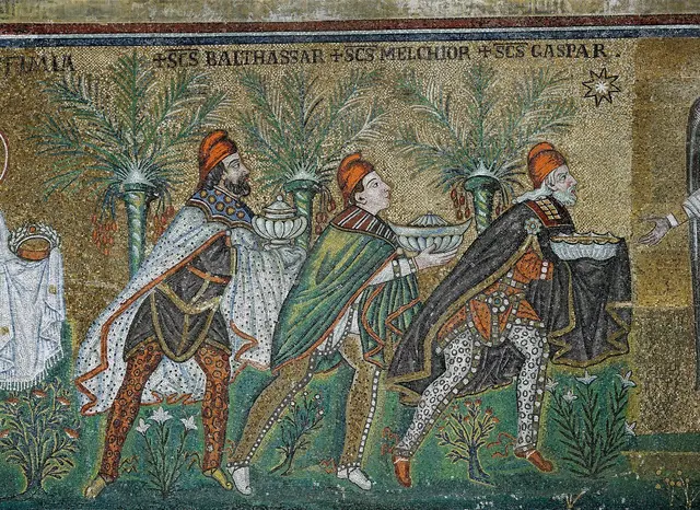 Anbetung der Könige, Wandmosaik aus der Basilika Sant’Apollinare Nuovo in Ravenna.  | Foto: Brenner