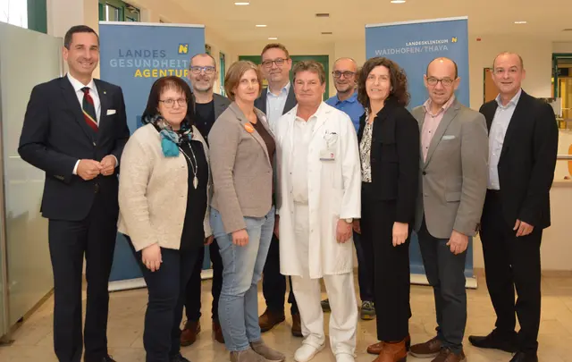 Im Landesklinikum: Bernhard Kadlec, Sonja Redl, Andreas Lausch, Doris Fidi, Robert Zeindl, Hermann Reiter, Ernst Gattinger, Sonja Schindler, Franz Huber und Thomas Schmallegger (v.l.) | Foto: LK Waidhofen/Thaya