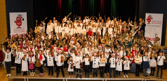 150 Musikerinnen und Musiker wirkten beim „Konzert zur Weihnachtszeit" der Johannes Brahms Musikschule Mürzzuschlag im Stadtsaal mit.  | Foto: Johanna Sander-Gamsjäger