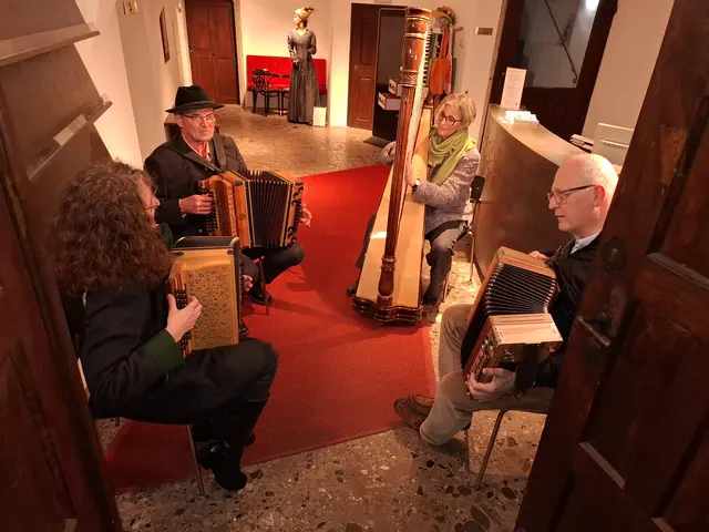 Beim „Musikalischen Adventkalender“ in Grein spielte am 9. Dezember die „Mostviertler Stubmtischmusi“ auf. Der TSV Meisl Grein schenkte aus. 