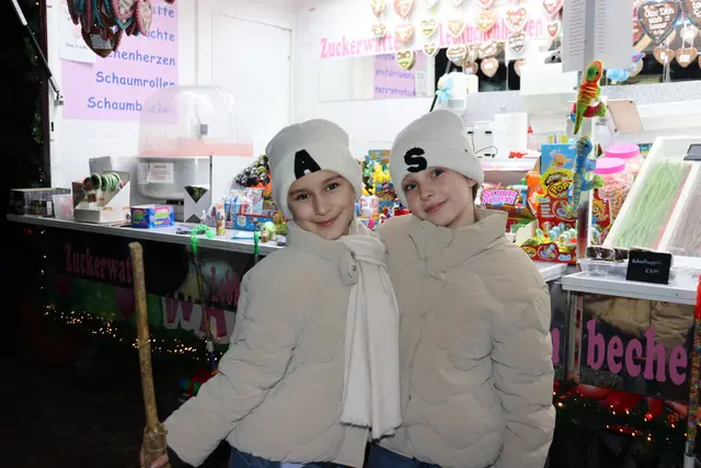 Der Kurort Bad Sauerbrunn zeigt sich erneut von seiner weihnachtlichen Seite. Zwischen Baumkuchenduft und heißem Punsch erwartet die Gäste ein liebevoll gestaltetes Programm. Das Christbaumdorf zählt zu den besonderen Adventtreffpunkten des Burgenlandes – und der Eintritt ist wie immer frei. | Foto: Alejandra Ortiz