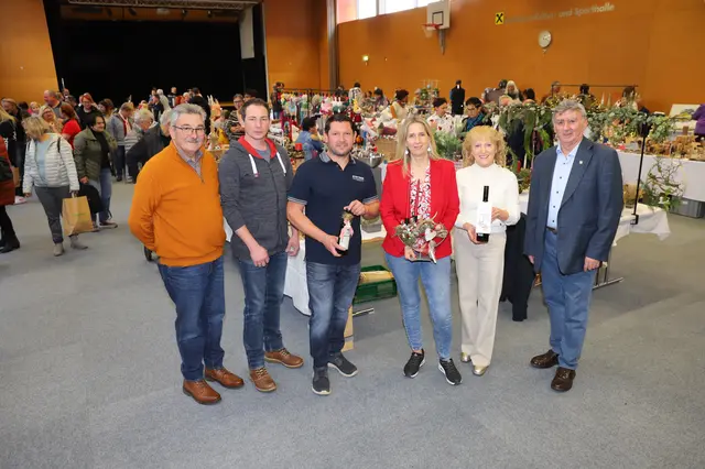 Organisatorin Petra Goger (Mitte) mit Helmut Haidwagner, Werner Preiner, Gerhard Postl, Helga Glatz und Günter Müller (v. l.).  | Foto: Gemeinde