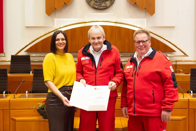 Der langjährige Rettungsdienstleiter Hans-Peter Polzer übernahm die Urkunde für die Rotkreuz-Ortsstelle Kirchfidisch. | Foto: Büro Eisenkopf