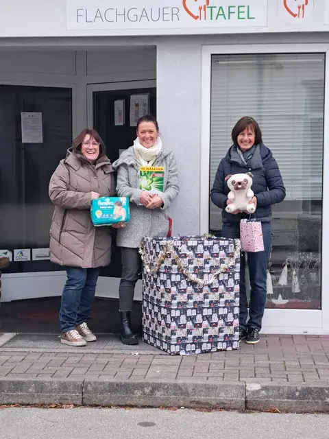 Während der Übergabe der gesammelten Spenden an die Flachgauer Tafel. | Foto: VS Seeham