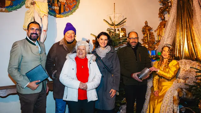 Beim großen Charity-Gewinnspiel wurden elf Preise verlost – den Hauptpreis, einen Hotelgutschein, zog das Christkind und sorgte damit für sichtbare Freude im Publikum. | Foto: TVB Golling/Sebastian Waß