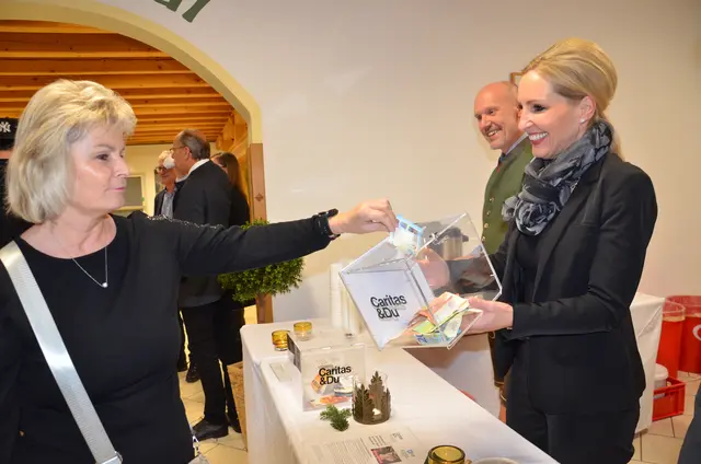 Zum Start gab es Punsch für den guten Zweck. | Foto: MeinBezirk/Oblak