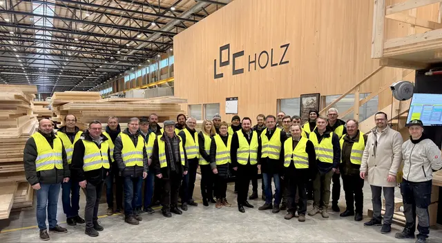 Funktionäre der Ortsbauernobmännerkonferenz Bezirk Perg mit Landwirtschaftskammer-Vizepräsidentin Rosemarie Ferstl und Rudolf Ortner von LOC Holz. | Foto: Sabine Lehner/BBK FR PE