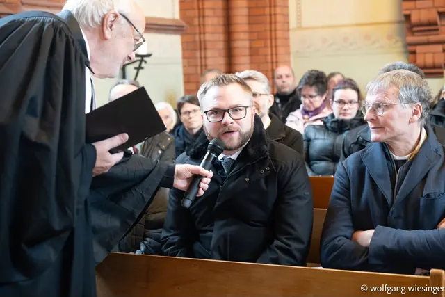 Bürgermerister Erich Stubenvoll und Pfarrer Johannes Cornaro berichten über Mistelbach aus ihrer Sicht | Foto: Wolfgang Wiesinger