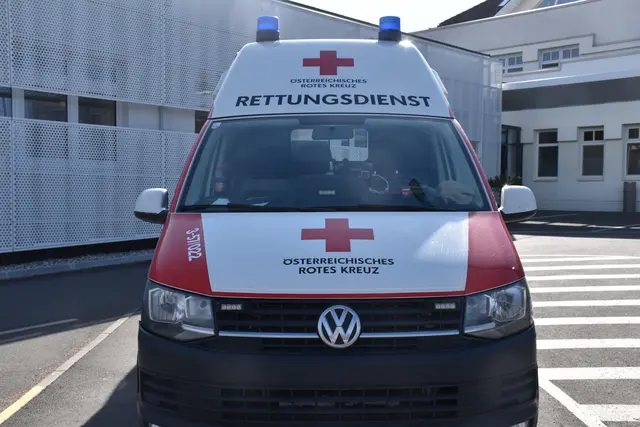 Sanitäter versorgten die verletzten Lenker und brachten sie ins Krankenhaus. | Foto: Alexandra Goll