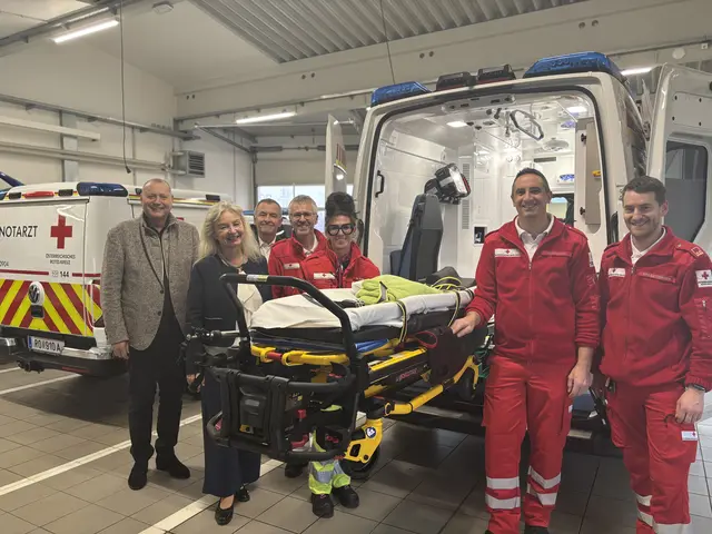 Bezirksrettungskommandant Hannes Raab, Bezirksstellenleiterin Wilbirg Mitterlehner, Ortsstellenleiter Rohrbach, Klaus Klopf, Dienstführender-NEF, Reinhold Stelzer, Notärztin Martina Pürmair, Christian Pühringer, Dienstführender Rotes Kreuz Rohrbach und Klaus Gattringer, Notfallsanitäter.   | Foto: Karin Bayr