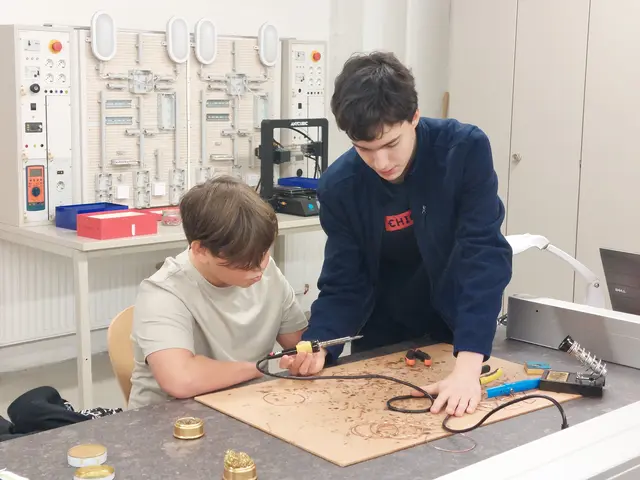 Leonard bei einem Lötvorgang.  | Foto: z. V. g. 