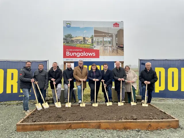 Spatenstich für die allerersten Lehmhäuser, die die Oberwarter Siedlungsgenossenschaft im Burgenland errichtet. | Foto: OSG