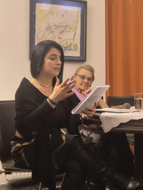 Autorin Gülkibar Alkan-Kirilmaz, dahinter Erika Lugschitz | Foto: Hainburger Autrenrunde
