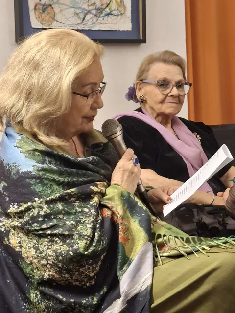Autorin Mária Bátorová, im Hintergrund Erika Lugschitz | Foto: Hainburger Autornrunde