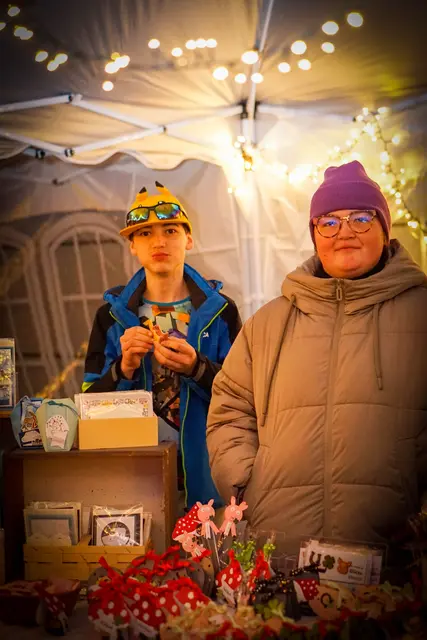 Im festlich beleuchteten Innenhof erwartete die Besucherinnen und Besucher ein stimmungsvolles Markttreiben. | Foto: ISZ/Fritz