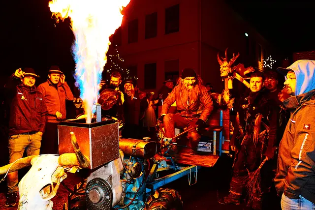 Der Umzug in Riegersburg war ein feuriges Spektakel.  | Foto: Johann Schleich