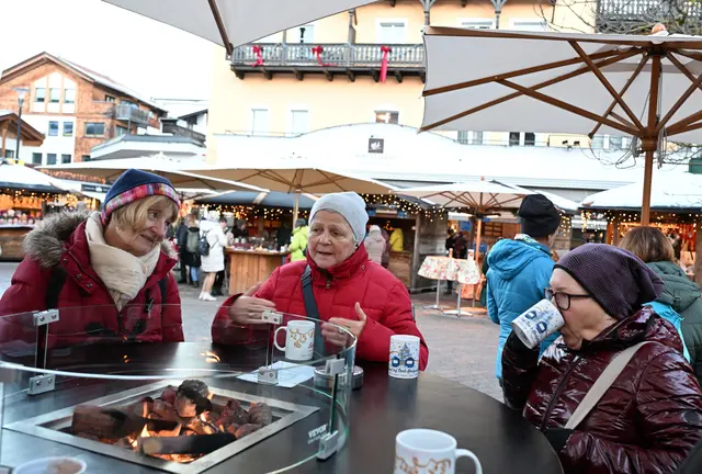 Die Reiseteilnehmer:innen verteilten sich rasch auf die verschiedenen Stände am Christkindlmarkt und verkosteten viele der dargebotenen Köstlichkeiten. | Foto: Josef Dolzer