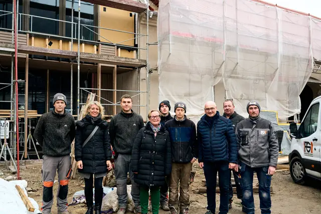 Hubert Auer, Vbgm. Elisabeth Köck, Manuel Graf, VS Dir. Päd. Bettina Geppner, Jürgen Lamberg, Clemens Steininger, Bgm. Wolfgang Übl, Michael Schnait und Georg Schönhofer bei der Gleichenfeier | Foto: Marktgemeinde Furth bei Göttweig