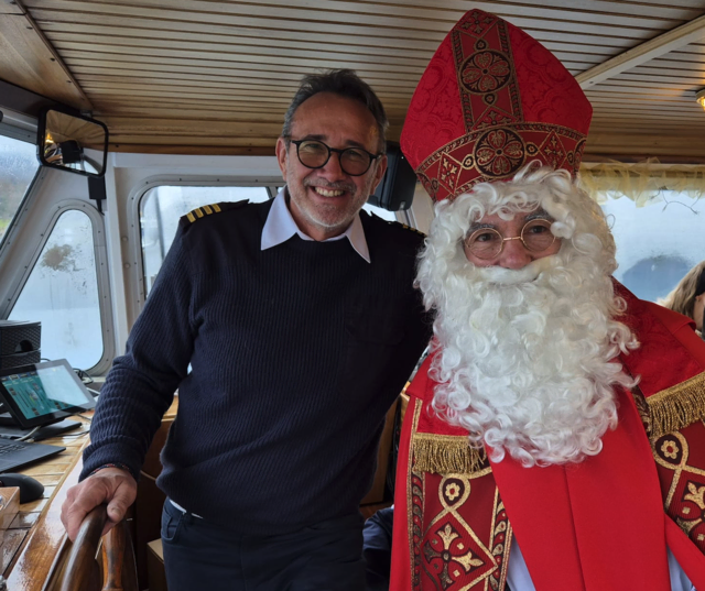 Alles im Griff: Kapitän Thomas Stornig ließ auch den Nikolo ans Steuerrad | Foto: Kiwanis Club Wörthersee