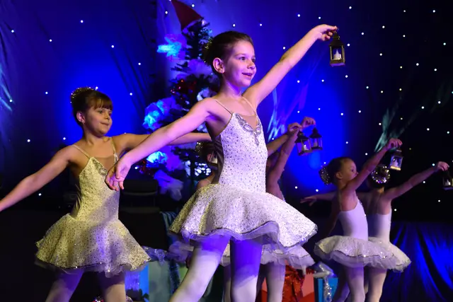 Junge Tänzerinnen beim "arena"-Auftritt. | Foto: Eva Schienwald