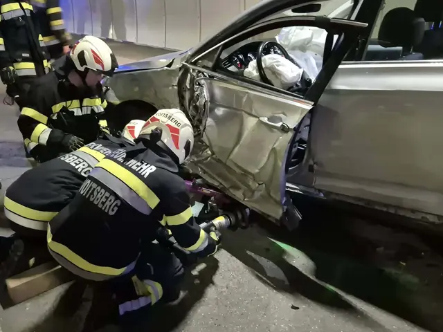 33 Feuerwehrleute waren mit den Bergungsarbeiten nach einem Unfall im Voitsberger Tunnel im Einsatz. | Foto: FF Voitsberg