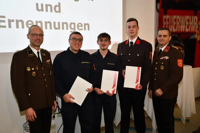 Rafael Martinelli, Max Reiter und Gedeon Josef wurden neu in die FF Waidhofen/Thaya aufgenommen. | Foto: FF Waidhofen/Thaya