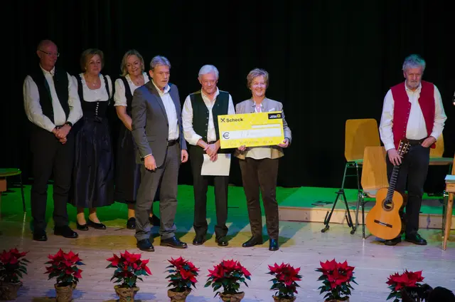 Fritz Feyrsinger überreichte die Spende in Höhe von € 7.700,- an Erna Pichler vom Sozial- und Gesundheitssprengel