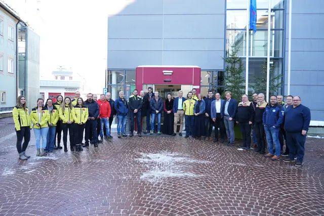 Rund 40 VertreterInnen der BH sowie Mitglieder von Blaulichtorganisationen wie Feuerwehr, Polizei, Rotes Kreuz, Bergrettung und Wasserrettung nahmen am Blaulichttag teil. | Foto: Land Tirol/Pölzl