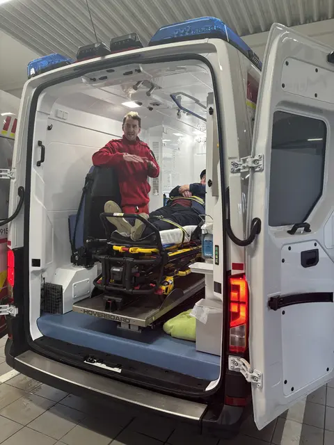 Vor allem für die Sanitäter ist die neue Trage im RTW eine Arbeitserleichterung. Sie funktioniert vollautomatisch.  | Foto: Karin Bayr