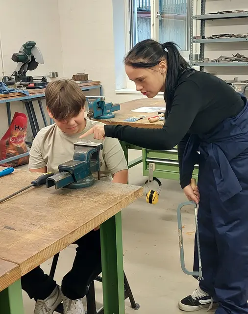 Celina mit wertvollen Tipps in der Metallwerkstatt.  | Foto: z. V. g. 