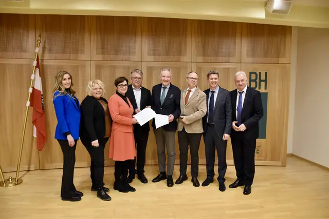 Vertragsunterzeichnung für das Essl-Gebäude: Eva Maria Schwenner &amp; Elisabeth Mosser (SHV), LR.in Beate Prettner, Christian Essl, Harald Repar &amp; Wolfgang Ruschitzka (Neue Heimat), LR Daniel Fellner und BH Heinz Pansi (v.l.) | Foto: MeinBezirk/Dominik Lach