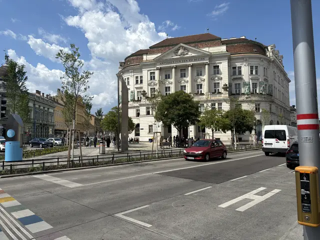 Floridsdorf: Vor dem Amtshaus Am Spitz haben einige Personen bei schönem Wetter gerne konsumiert. | Foto: Luise Schmid/MeinBezirk