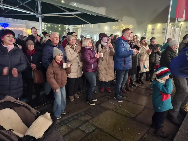 Beim „Musikalischen Adventkalender“ in Grein spielte am 9. Dezember die „Mostviertler Stubmtischmusi“ auf. Der TSV Meisl Grein schenkte aus. 