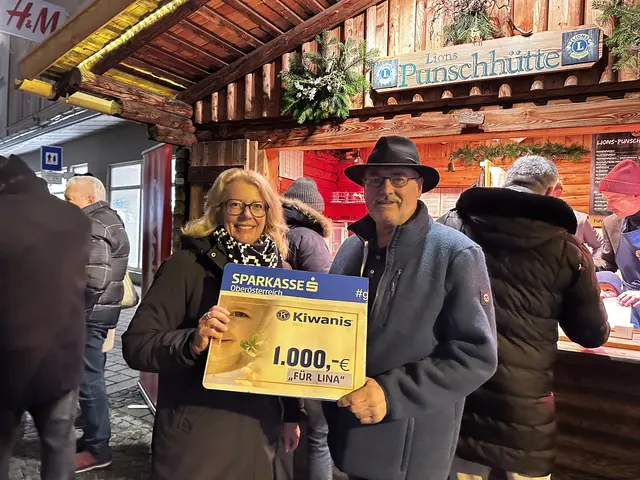 MeinBezirk-Geschäftsstellenleiterin Susanne Traxler darf den Spendenscheck von Gernot Franzmair vom Kiwanis-Club entgegennehmen.