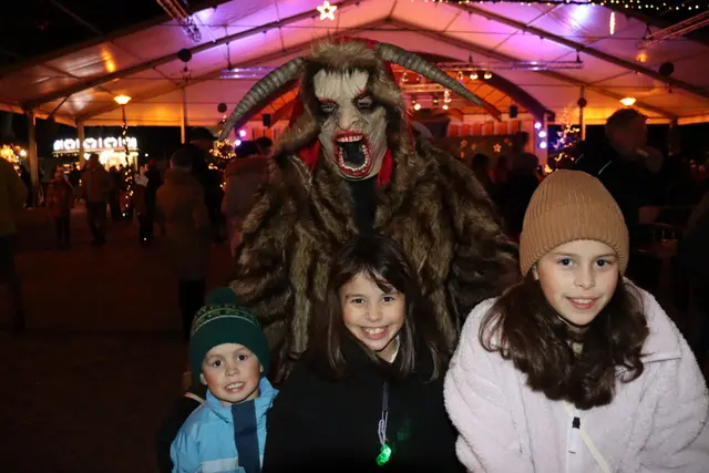 Für Familien wurden besondere Wochenend-Highlights vorbereitet: Samstags lädt eine Lamawanderung zu einem winterlichen Spaziergang ein, während sonntags Ponyreiten auf die jüngsten Gäste wartet. Zusätzlich sorgt täglich ab 14 Uhr ein Kinderkarussell für strahlende Kinderaugen. 
Wärme und Gemütlichkeit bietet das große Lagerfeuer in der Feuerschale, das zu einem kurzen Verweilen einlädt. | Foto: Alejandra Ortiz