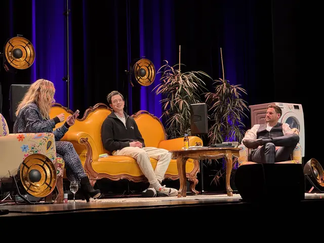 Gabi Hiller, Philipp Hansa und Paula Pizzera (v. l.) am Philosophieren  | Foto: Kunsthaus Weiz 