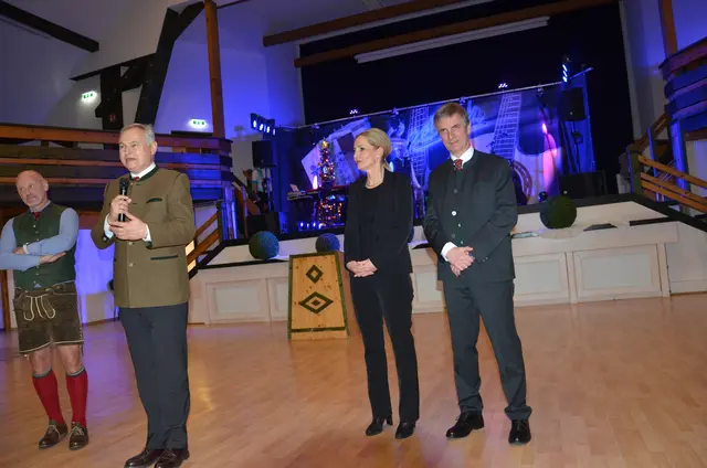Harald Tockner, Gerhard Stark, Sabine Reiterer und Michael Jagoditsch eröffneten die Weihnachtsfeier. | Foto: MeinBezirk/Oblak