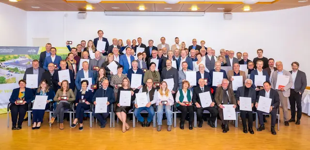 47 Bauunternehmen erhielten Medaillen und Urkunden als Auszeichnung für ihre langjährige Selbständigkeit – darunter auch das Andorfer Unternehmen ABH Generalplanung GmbH.  | Foto: WKOÖ