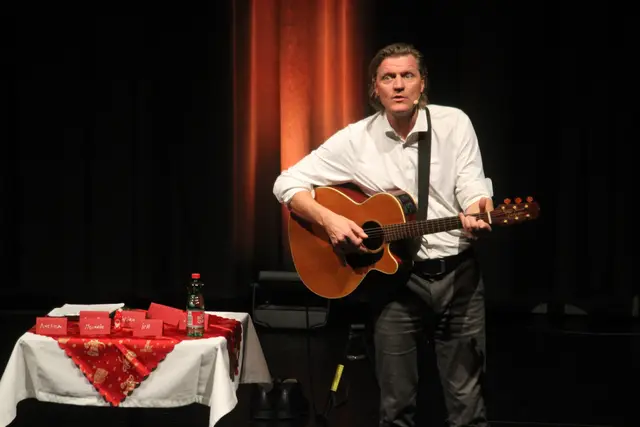 Gery Seidl greift auch immer wieder gerne zur Gitarre. | Foto: Josef Hofmüller