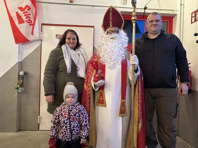 Große Freude bei den Kleinsten: Der Nikolaus verteilte Sackerl und Lebkuchen an die Kinder. | Foto: MeinBezirk/Rosenberger Victoria