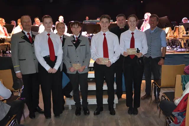 Die Stadtmusikkapelle gratulierte Sebestyen Fülöp, Elena Gruber und Patrick Kaltenmarkt zum Jungmusikerleistungsabzeichen in Bronze.  | Foto: Veronika Spielbichler