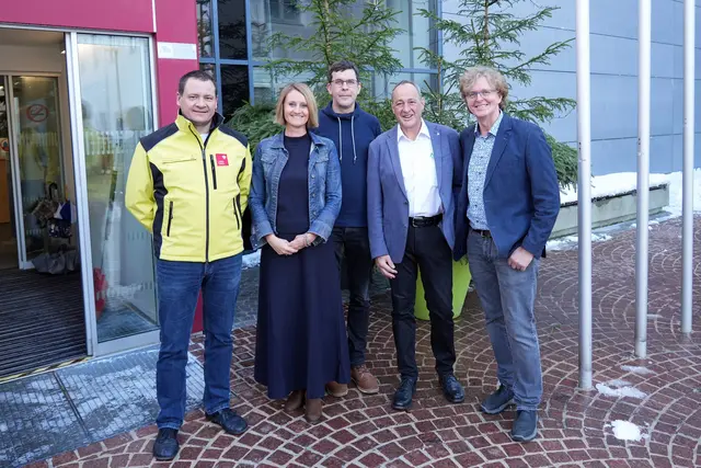 v.l.: Andreas Schautzgy (Katastrophenschutz-Referent BH Reutte), BH Katharina Rumpf, Landesgeologe Thomas Figl, Christian Ihrenberger (Gebietsbauleiter der Wildbach- und Lawinenverbauung im Außerfern) und Manfred Bauer, (Leiter der Regionalstelle Tirol und Vorarlberg der GeoSphere Austria). | Foto: Land Tirol/Pölzl