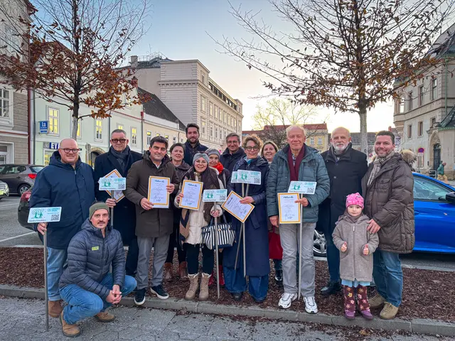 Übergabe der Urkunden und Tafeln an die stolzen Baumpaten.  | Foto: Stadtgemeinde Korneuburg