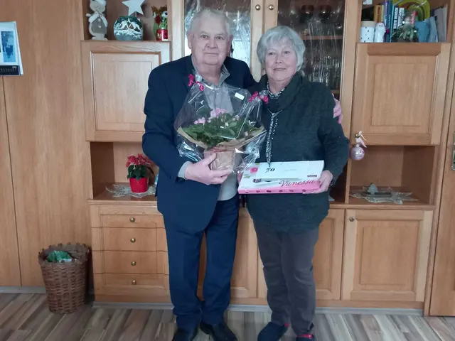 Obmann des Pensionistenverbandes Weitra Karl Apfalter gratulierte Adele Müller herzlich. | Foto: Pensionistenverband Weitra