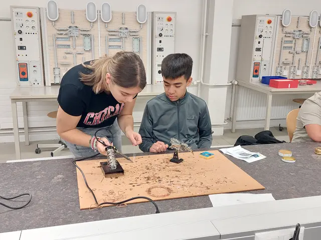 Löten ist vonnöten: Nina zeigt einem Besucher, was die Elektrowerkstatt alles zu bieten hat.  | Foto: z. V. g. 