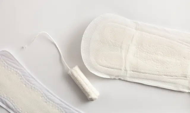 An der Neustädter Mittelschule gibt es jetzt kostenlose Tampons und Binden. | Foto: smarterpix/davizro