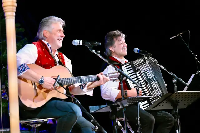 Perfekte Gastgeber mit guter Laune: Much Mayr (links) und Franz Schöser sind die "Tiroler Herzensbrecher". | Foto: Hassl